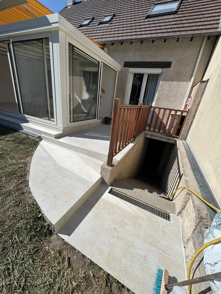 Véranda et terrasse en béton avec accès sous-sol